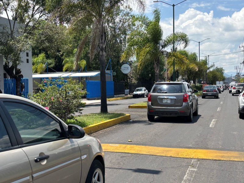 Rompen camellón, colocan topes y el Ayuntamiento de Morelia lo permite