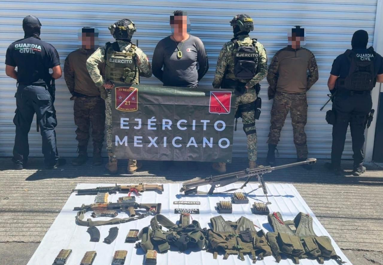 Tres detenidos tras hechos violentos en Zinapécuaro; Ejército y Guardia Civil aseguran arsenal de alto poder