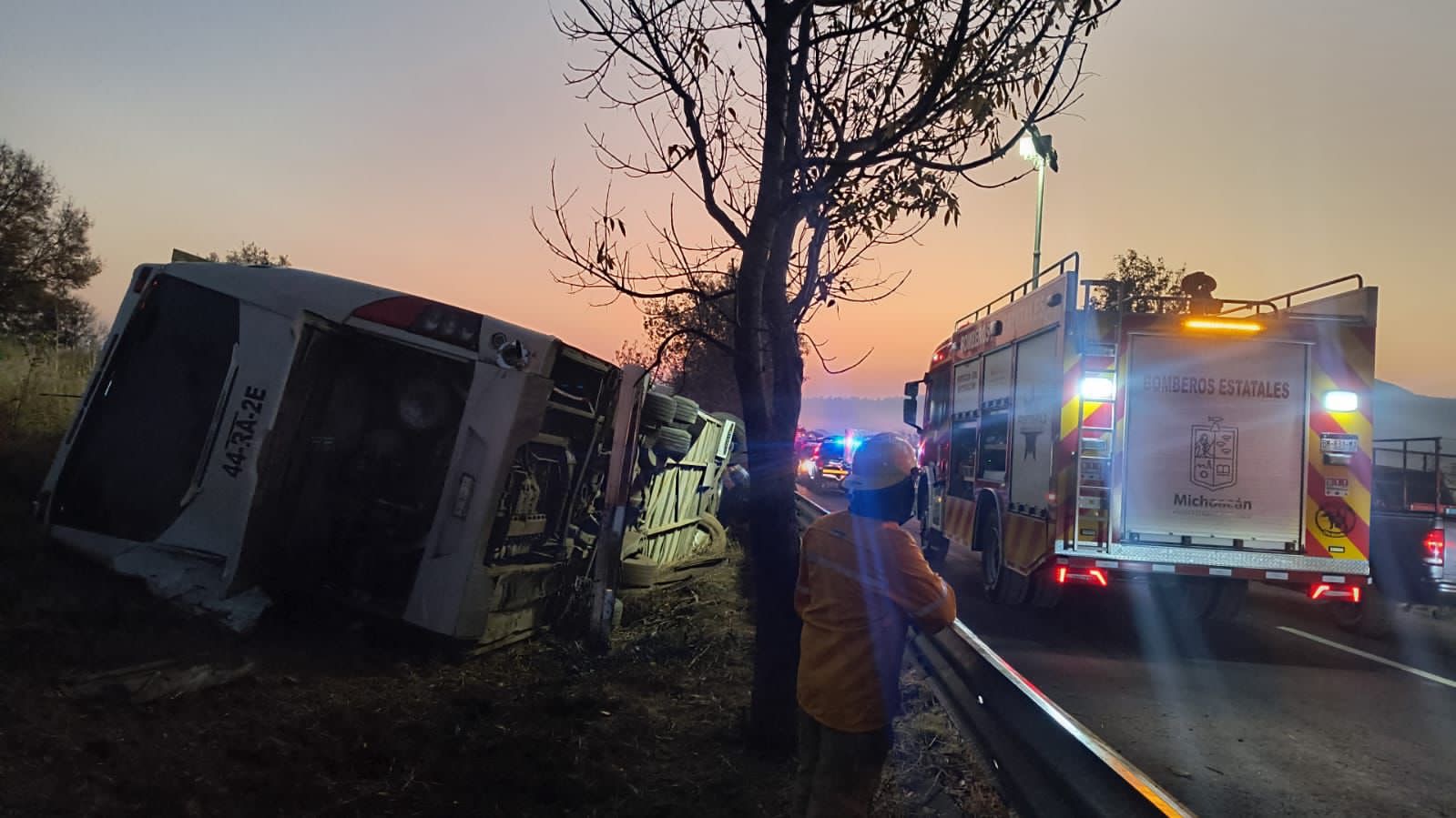 Autobús de DC Tours Uruapan vuelca en la Pátzcuaro-Morelia; mueren 7 pasajeros y hay varios heridos