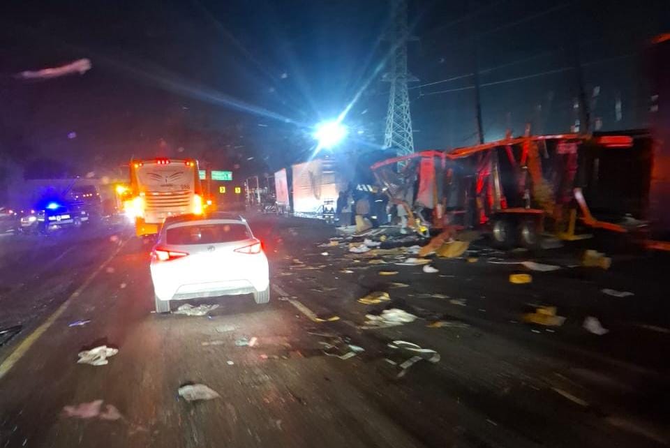 Tres lesionados tras choque múltiple en la autopista Siglo XXI