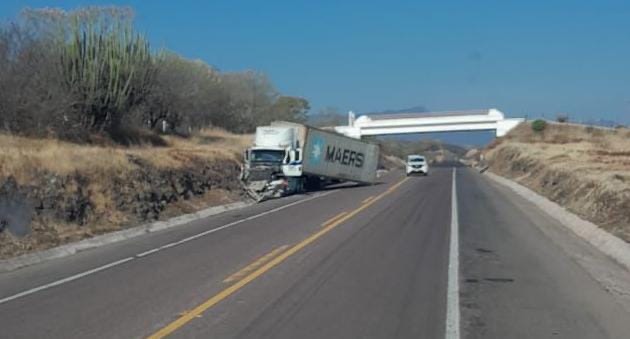 Accidente de tractocamión moviliza a cuerpos de auxilio en la autopista Siglo XXI