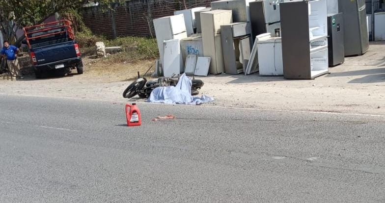 Motociclista derrapa y muere en el Libramiento de Las Guacamayas 
