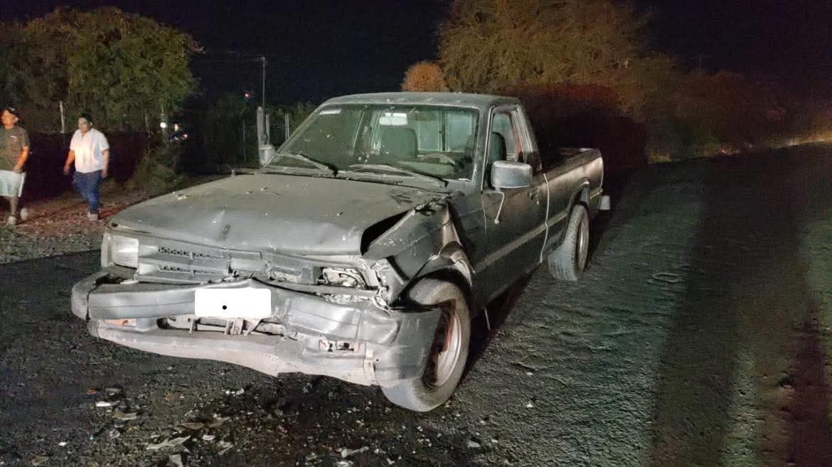Auto y camioneta chocan en Huetamo