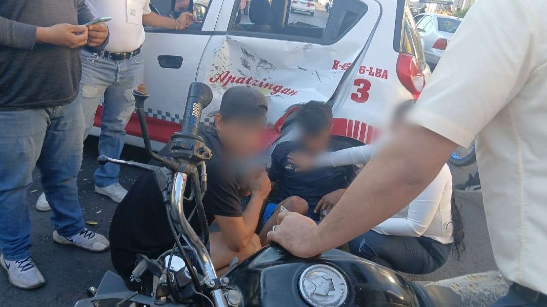 Motociclista resulta herido al cocar contra taxi, en Apatzingán