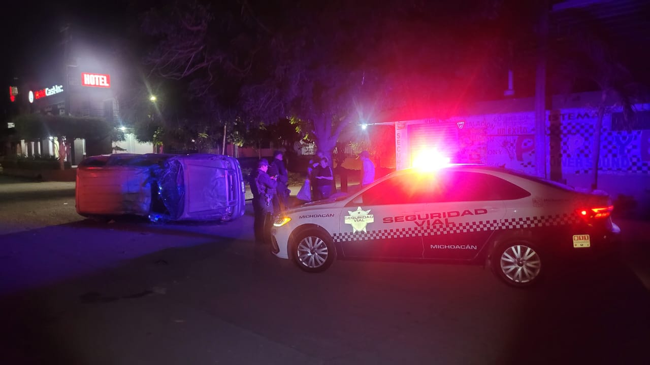 En su camioneta perseguía a sujetos que robar0n una moto y termina volcad0