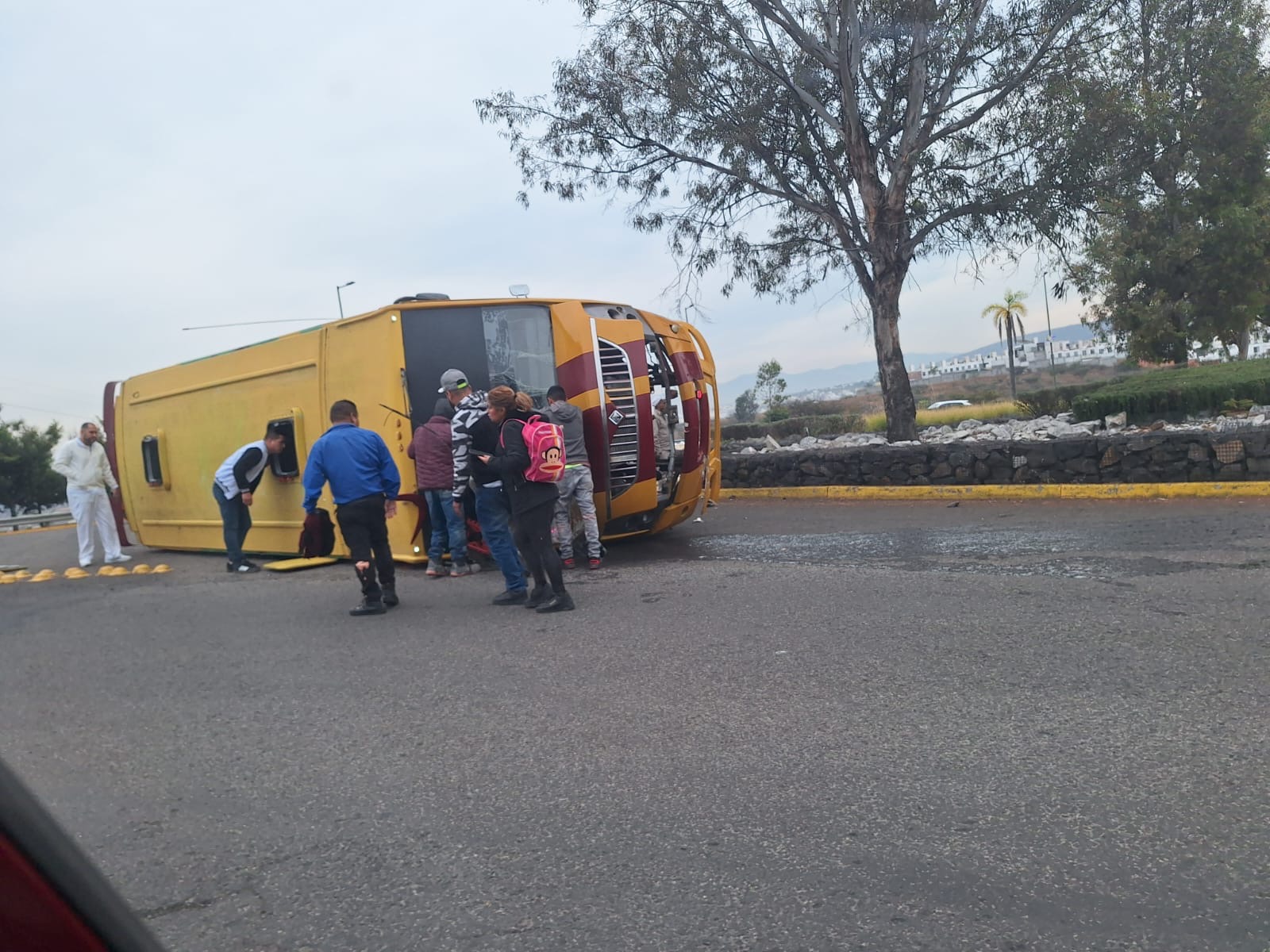 Camión Ruta Industrial vuelca tras choc4r contra glorieta en Tres Marías; hay varios herid0s