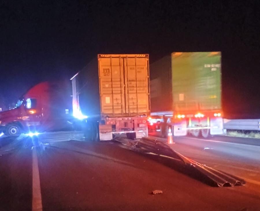 Dos accidentes de camiones de carga en distintos puntos de la Autopista Siglo XXI 