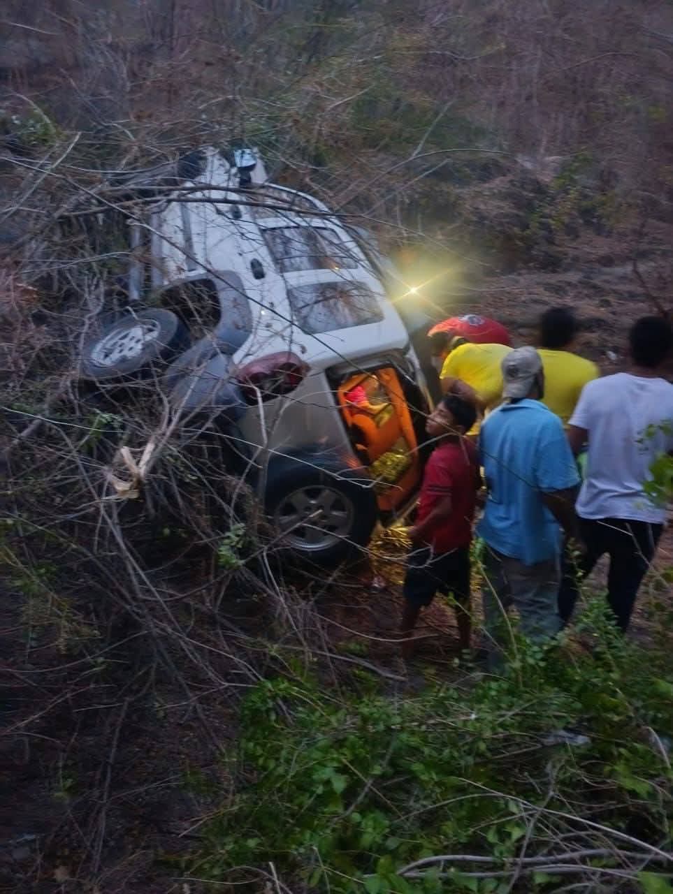 Camioneta cae a barranco tras choqu3 contra moto en Huetamo; hay 4 herid0s