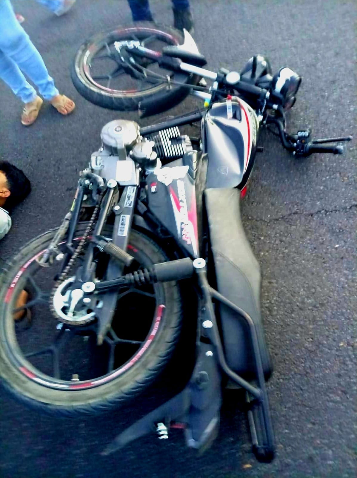 Otro accidente de “Mortalikos” en Apatzingán; hay un muerto y un herido grave 