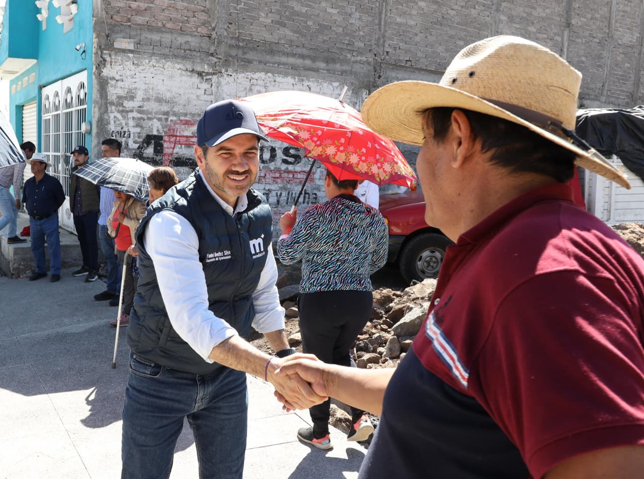 Yankel Benítez supervisa obra en Ciudad Jardín en compañía de vecinos
