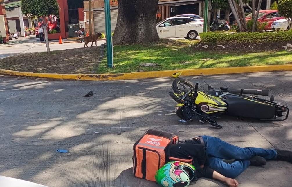 Repartidor en motocicleta resulta lesionado tras choque en Paseo Lázaro Cárdenas