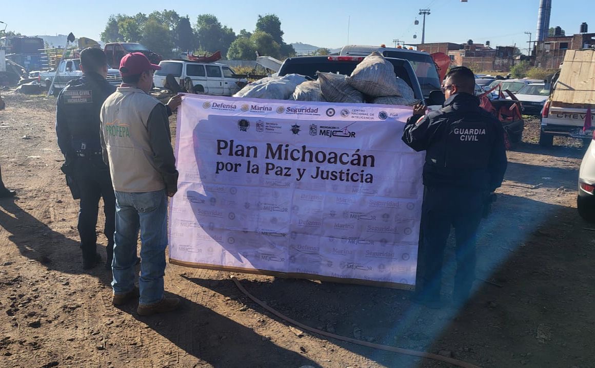 Aseguran SSP y Profepa vehículo con casi media tonelada de carbón de encino en Uruapan