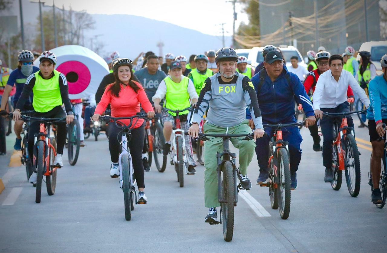 Bedolla estrena con rodada ciclista la ampliación de la av. Amalia Solórzano