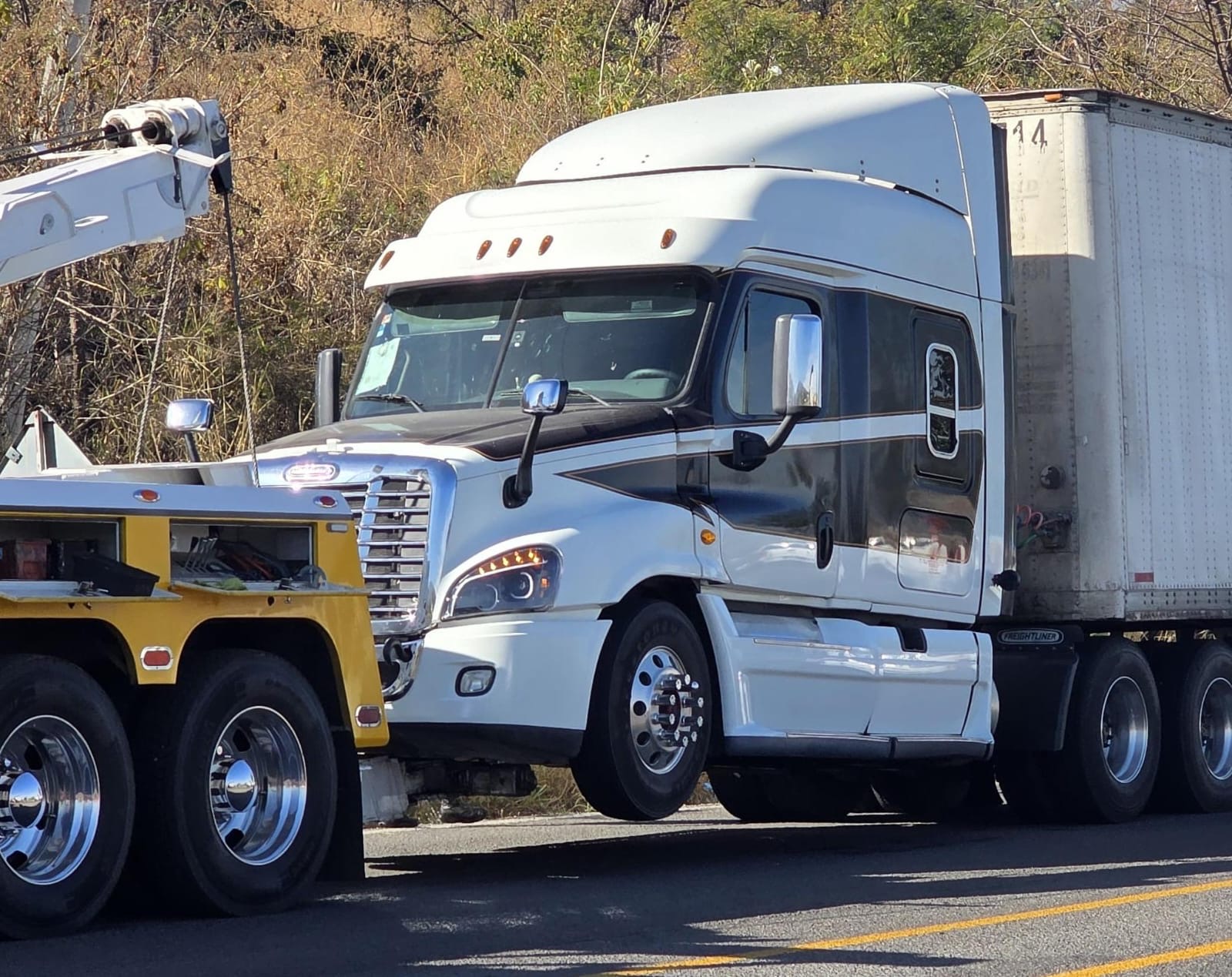 Aseguran tráiler baleado y abandonado en el Libramiento Sur de Zamora