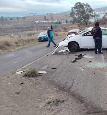Vuelca auto en la carretera Morelia-Maravatío