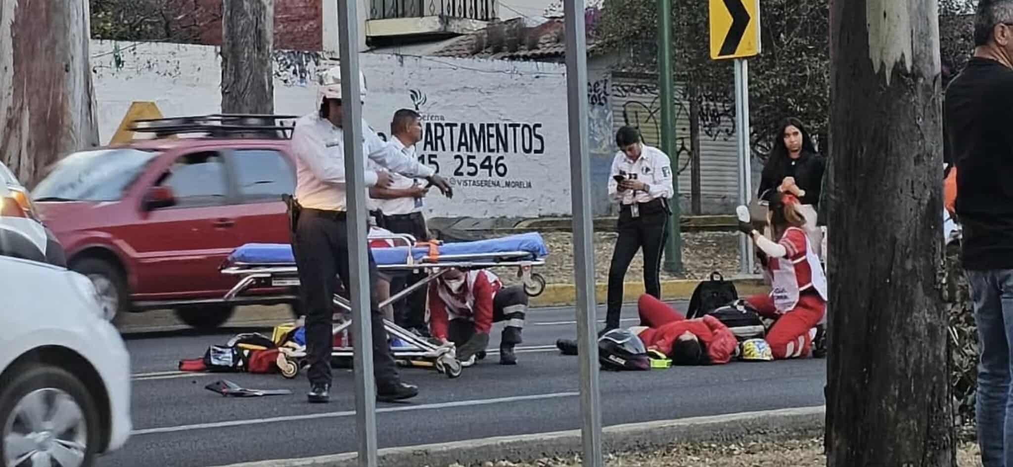 Accidente de moto deja 2 heridos en avenida Camelinas, al sur de Morelia 