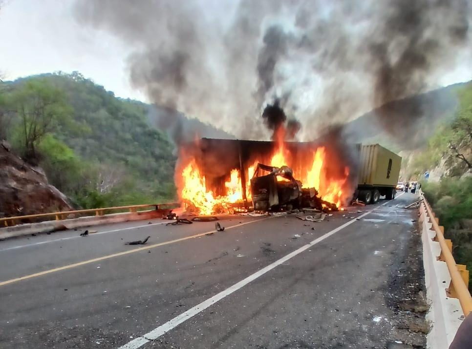 Tres muertos y un herido grave deja choque entre tráiler y camioneta en la Siglo XXI