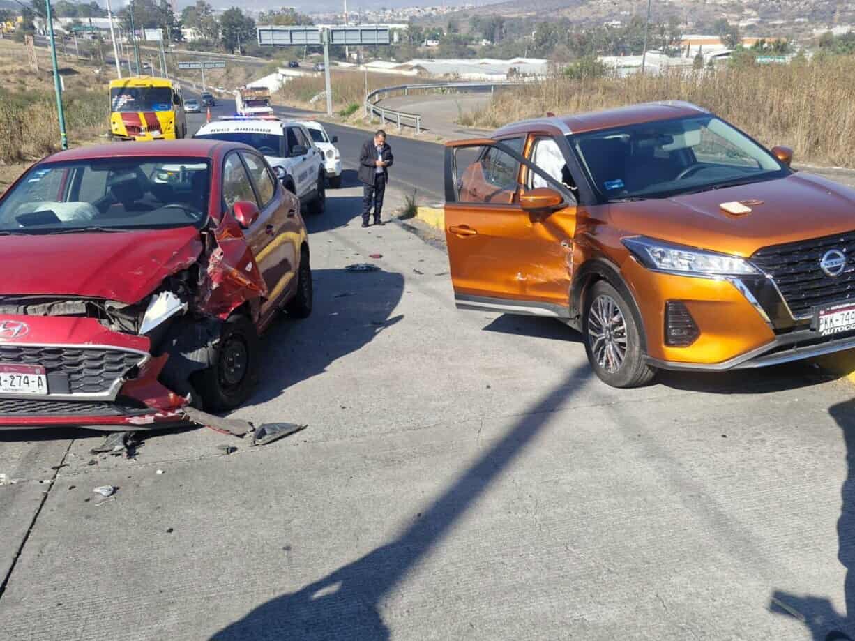 Ocurre choque entre 2 autos en el camino Morelia-Ciudad Salud 