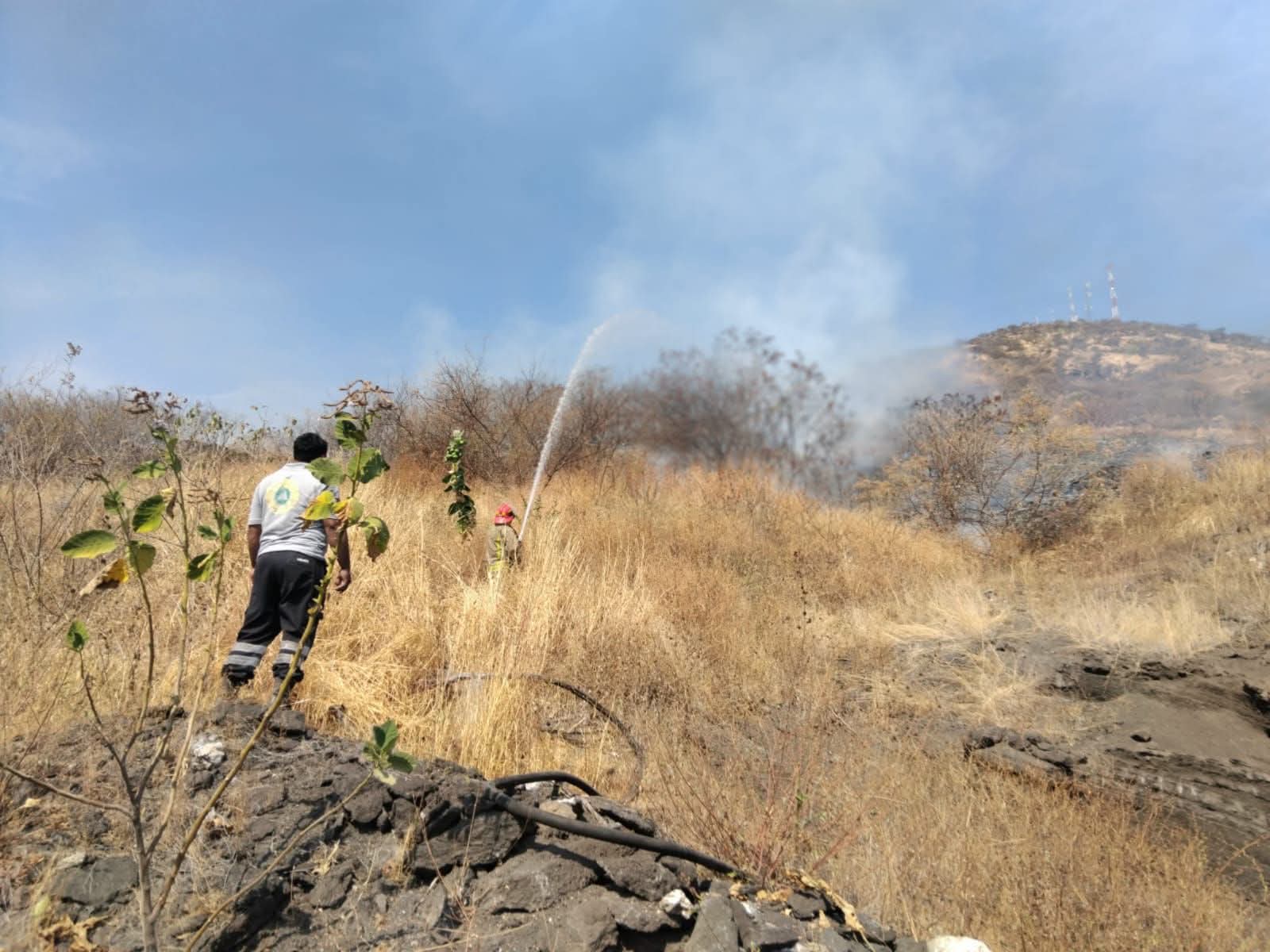 Controlan incendio en el cerro Húngaro tras 72 horas de labores