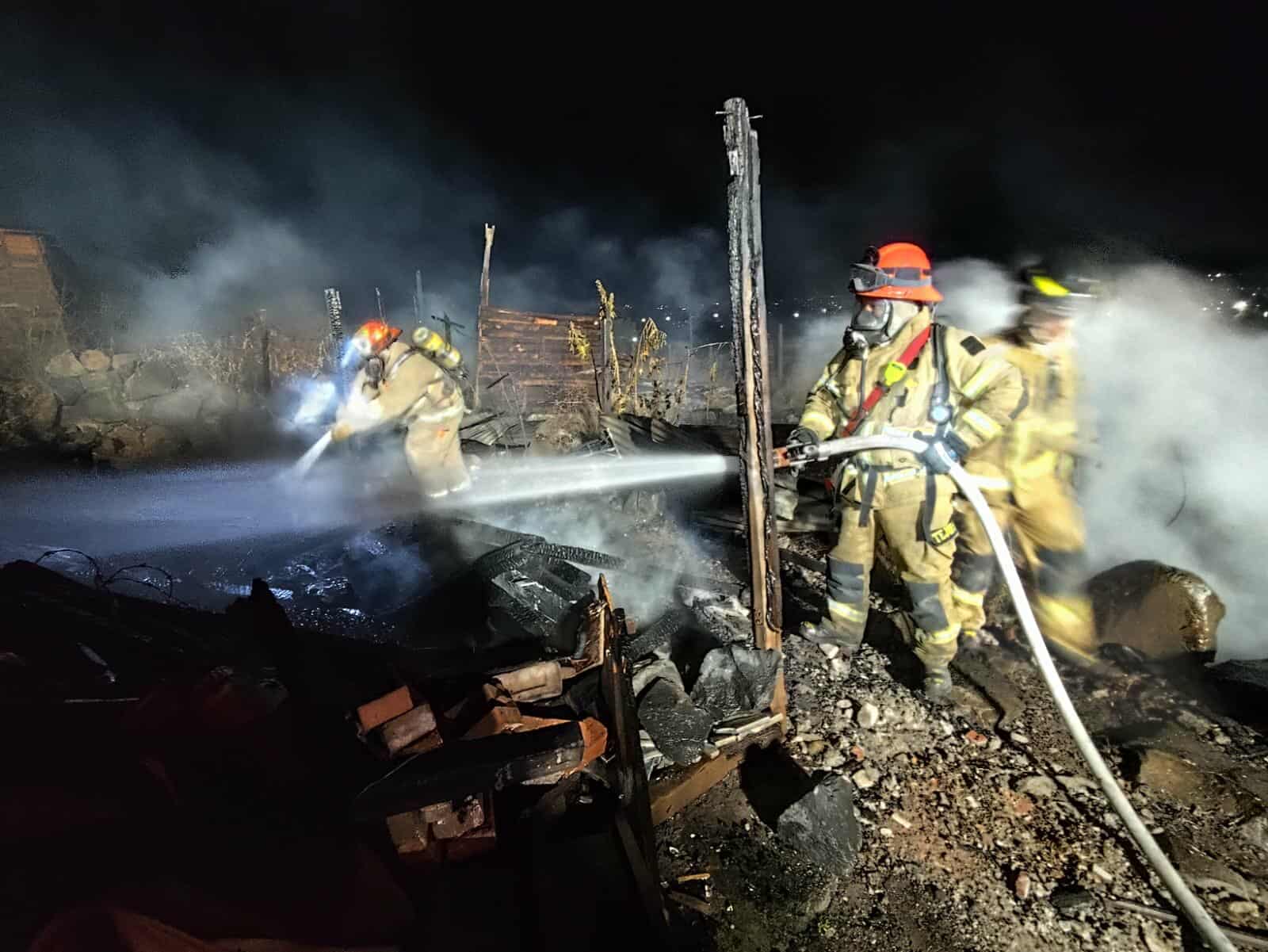 Arden varias casas en la colonia irregular El Polvorín, al poniente de Morelia 