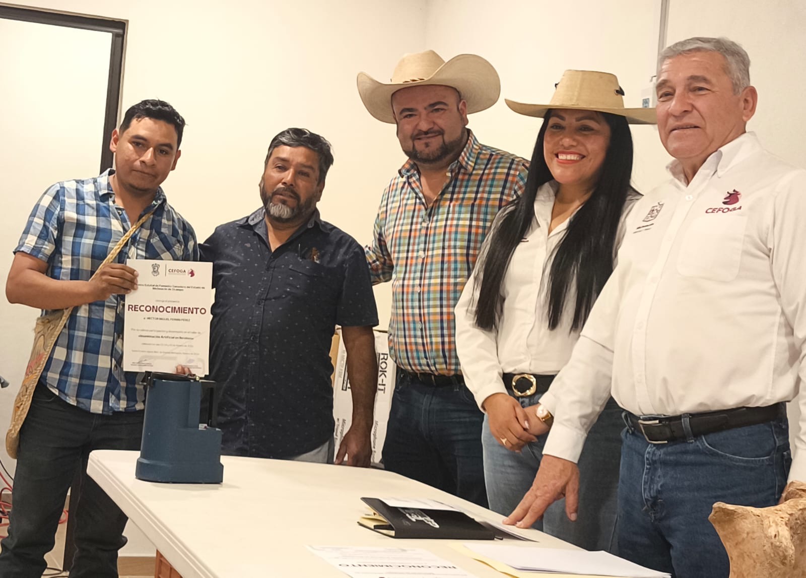 Fortalece CEFOGA la capacitación técnica en inseminación artificial en Santa Fe de la Laguna