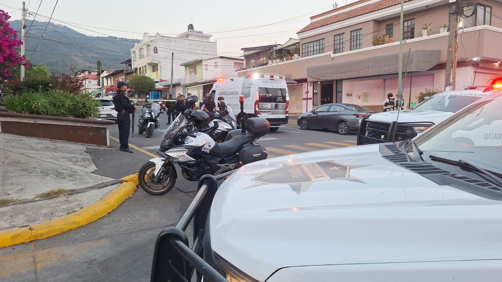 Pistoleros ejecutan a balazos a un hombre en la colonia Francisco J. Múgica, en Uruapan 