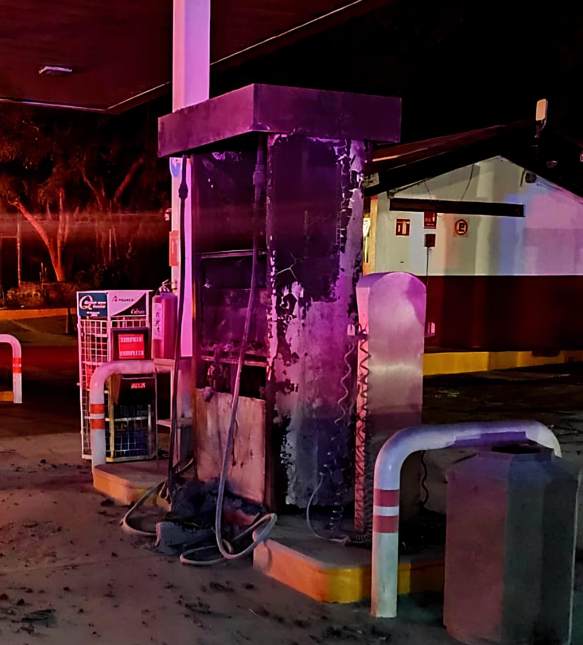 Delincuentes incendian maquina despachadora de combustible y rafaguean fachada de tienda Oxxo, en Cuitzeo