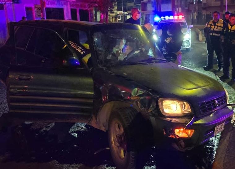 Alcoholizad4 choc4 camioneta en Zamora y es requerida por la policía 