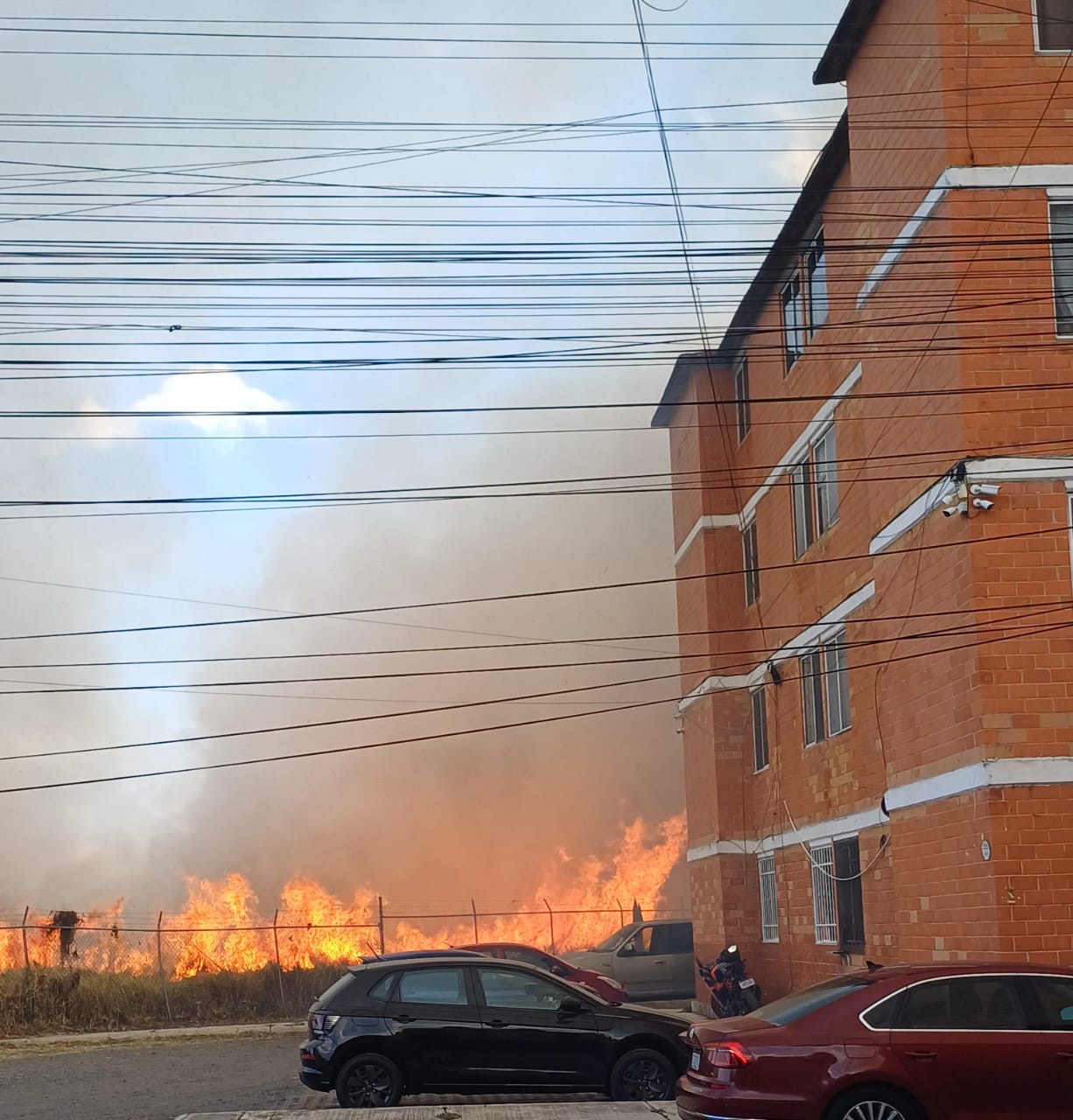 Incendio de pastizales genera densas nubes de humo en zona habitacional entre Tarímbaro y Morelia