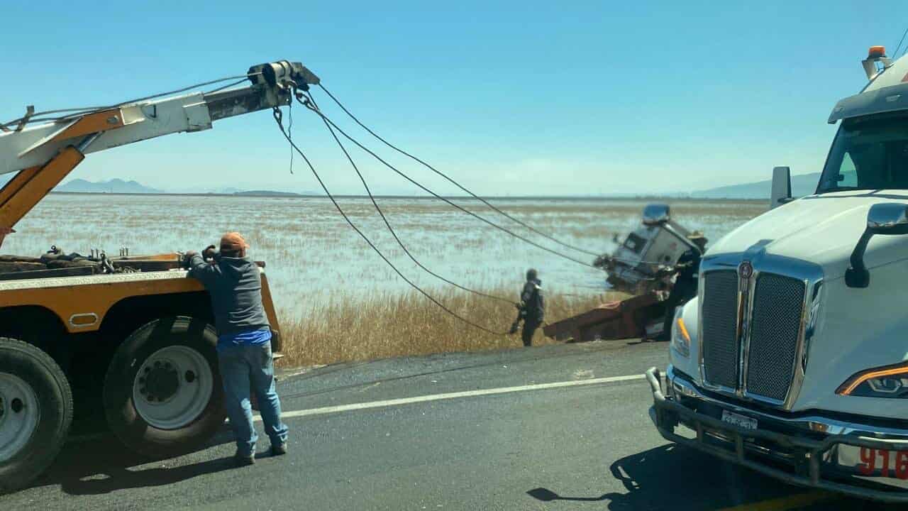 Automovilista muere tras choque contra tractocamión en la autopista Morelia-Salamanca
