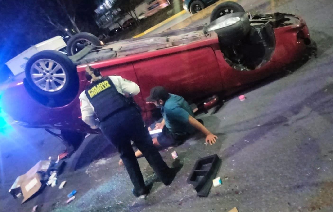 Vuelca automóvil en el periférico de Morelia; hay un lesionado