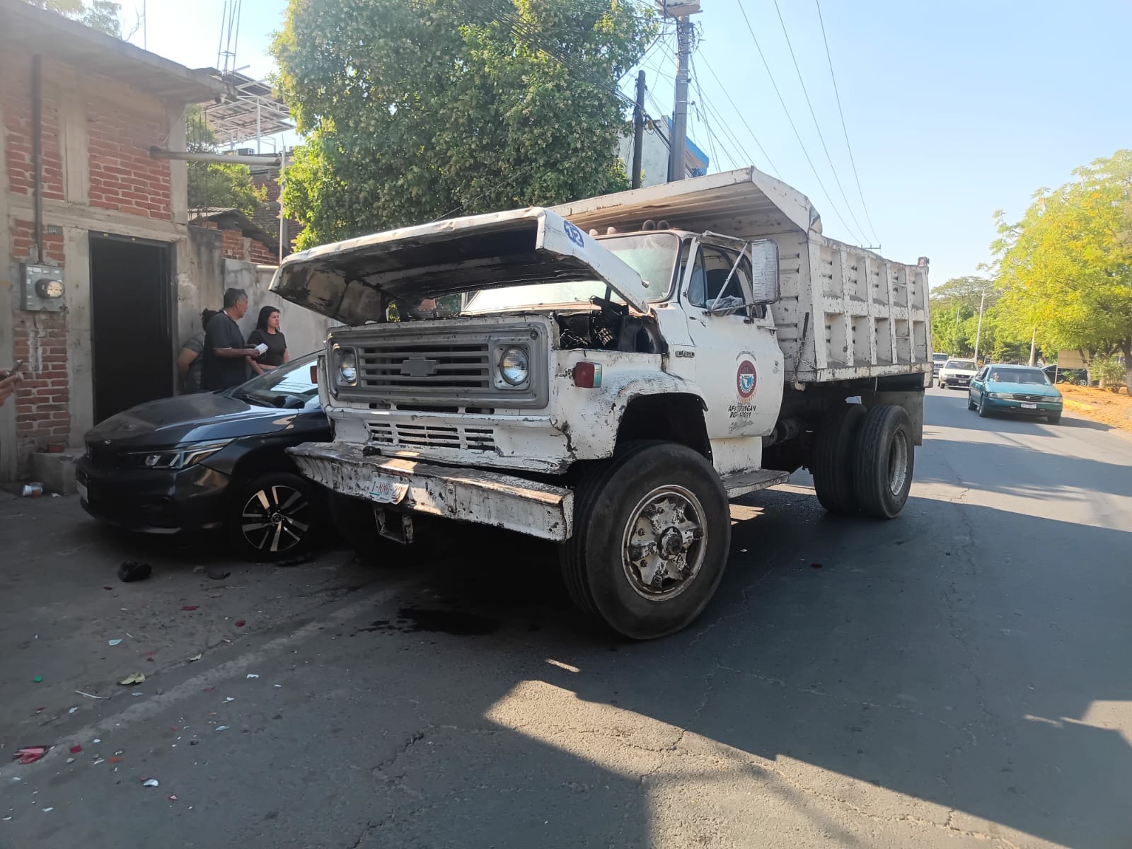 Torton sin frenos ocasiona choque múltiple en Apatzingán