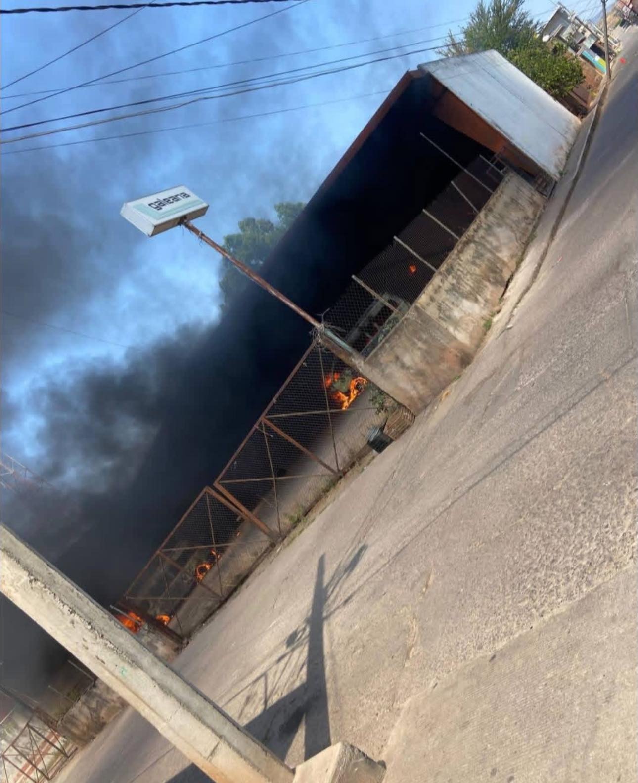 Delincuentes queman vehículos, banco del Bienestar y base de combis en Aguililla