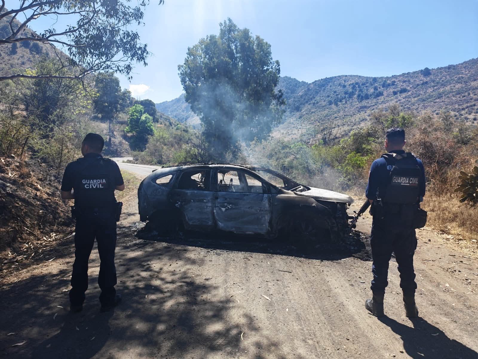 Sujetos atraviesan y queman un vehículo en un rústico camino de Queréndaro 