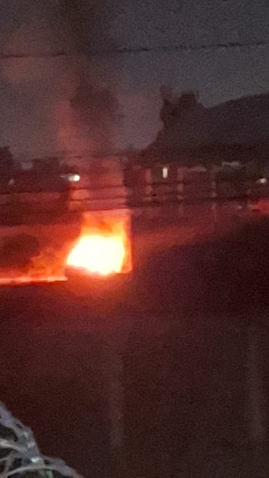 Delincuentes roban taxi y lo queman en la colonia Gertrudis Sánchez, al norte de Morelia 