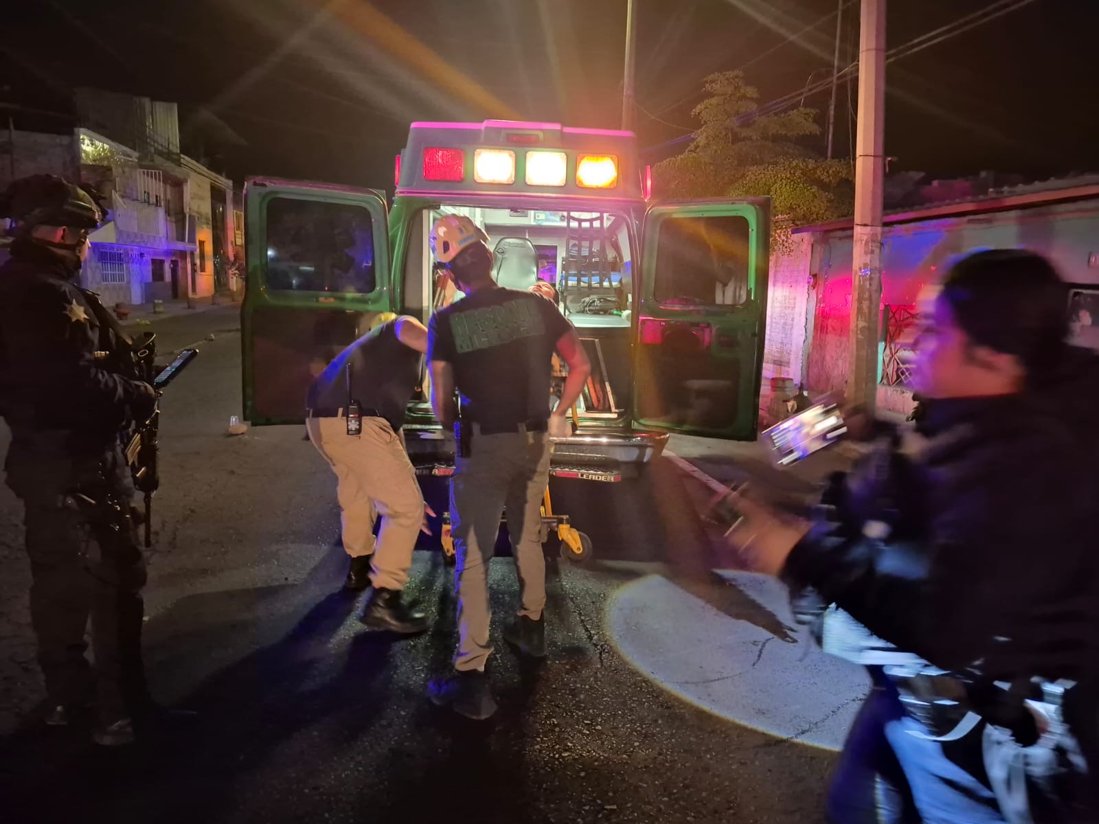 Ciudadano chino es baleado a bordo de su camioneta, en Zamora