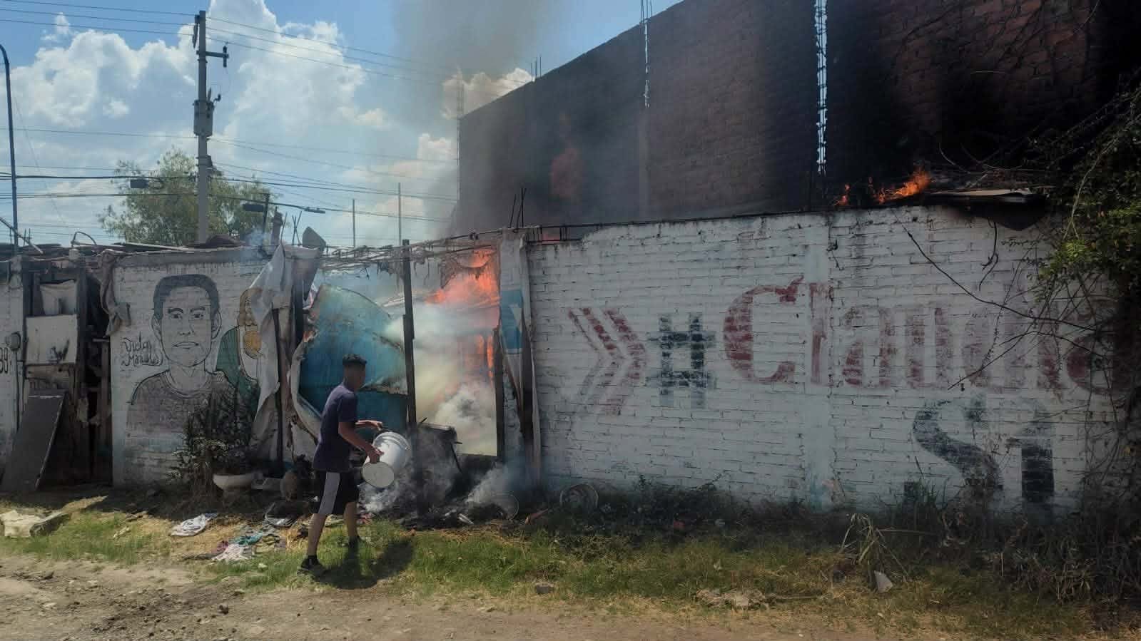 Se incendia domicilio en la colonia Valle de los Manantiales, al norte de Morelia 
