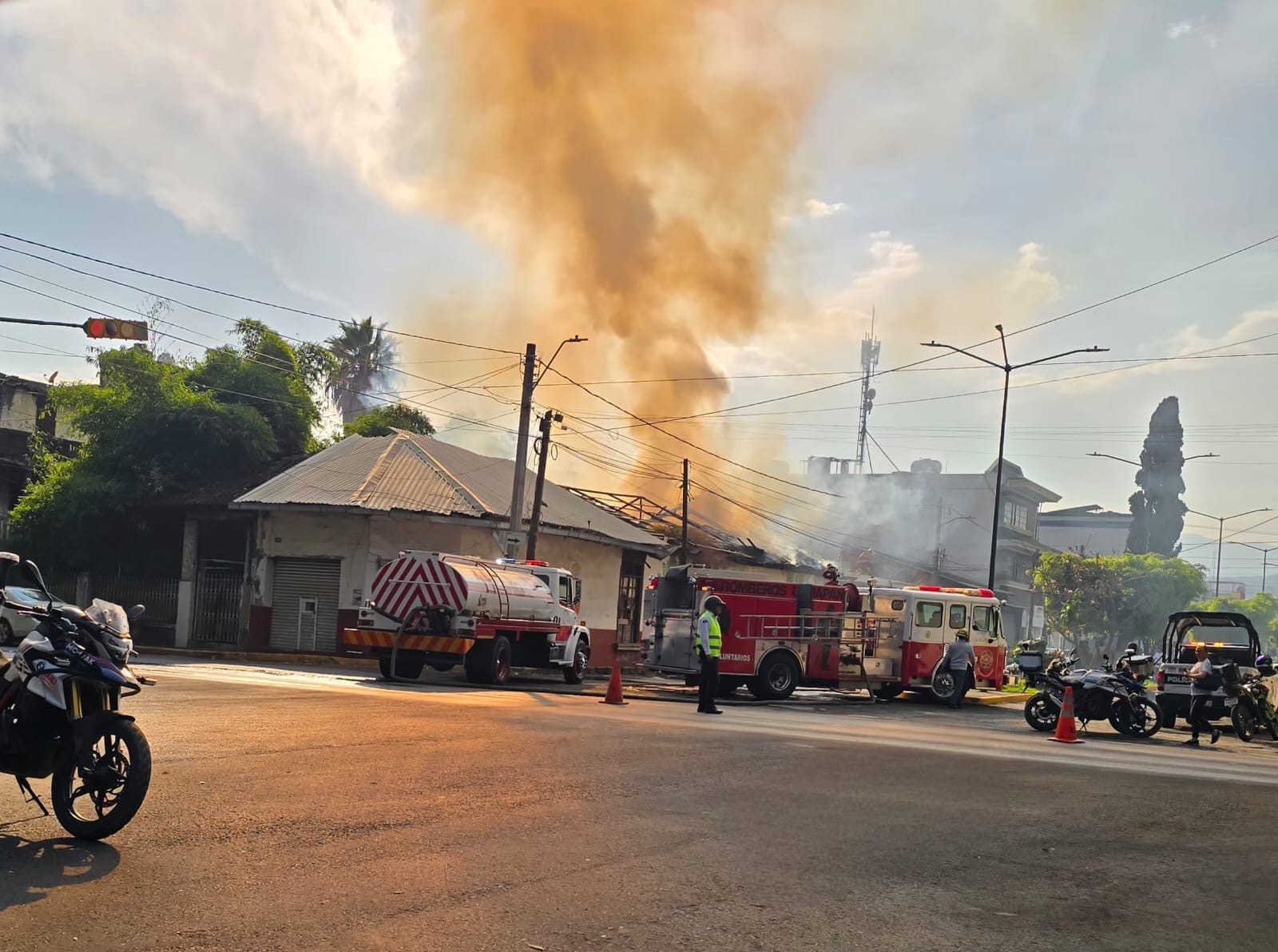 Vivienda es consumida por voraz incendio, en la colonia Morelos de Uruapan