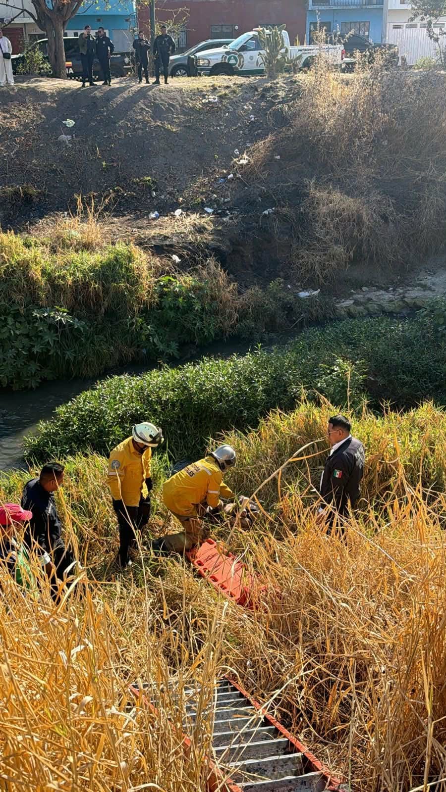 Bomberos rescatan a hombre que estaba dentro de un río de aguas negras en Morelia 
