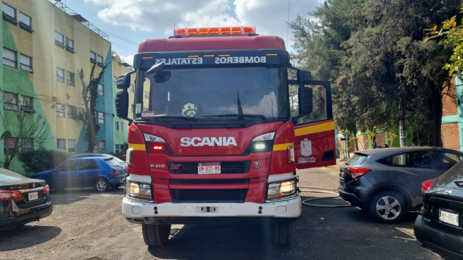 Bomberos de la CEPCM combaten incendio en un departamento de la colonia Xangari