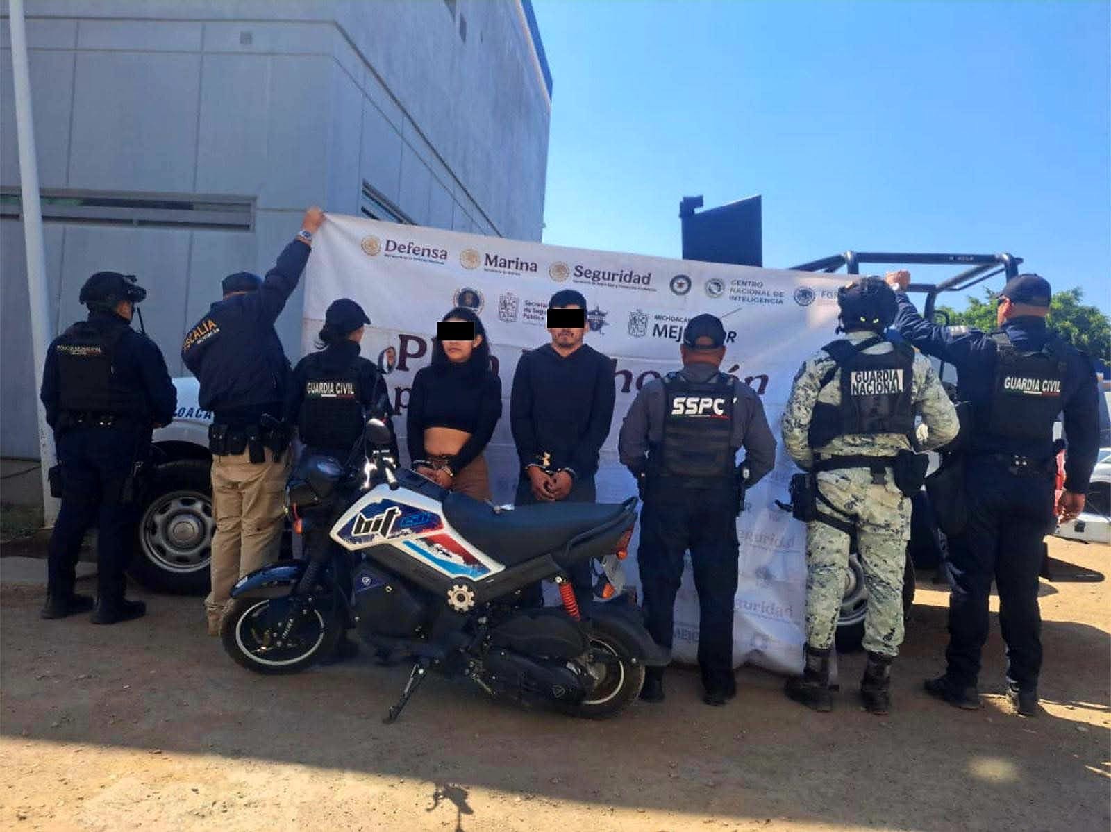 Capturan a pareja de motociclistas con “cristal”, en Uruapan 