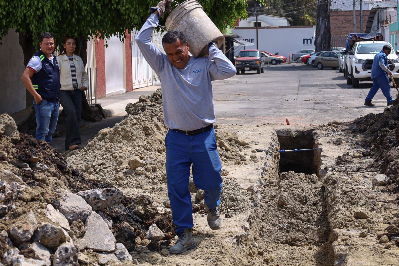 Adolfo Torres supervisa trabajos de sustitución de red de alcantarillado en la colonia Félix Ireta