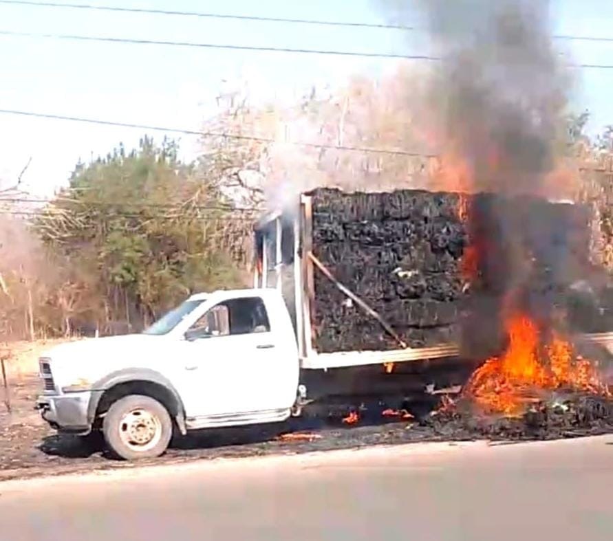 Se incendia camioneta en la carretera Huetamo-San Lucas 
