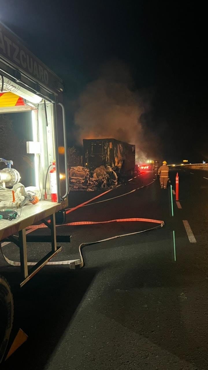 Arde tractocamión en la autopista Siglo XXI, dentro del municipio de Salvador Escalante 