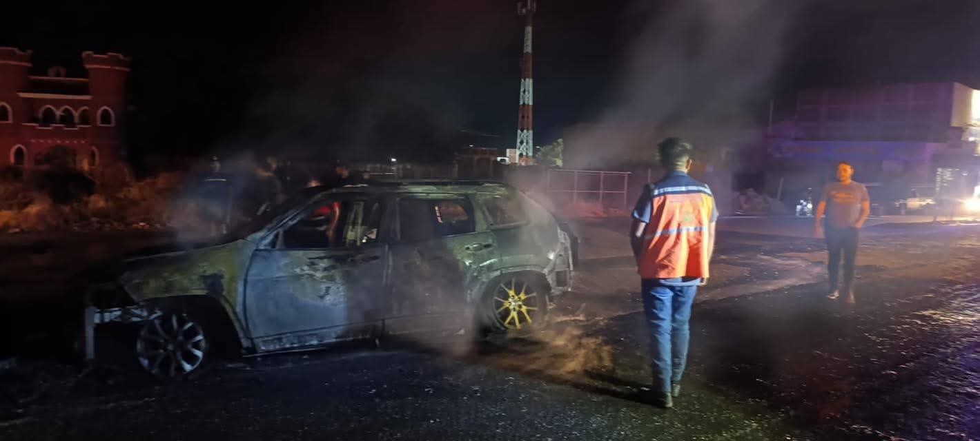 Se incendia vehículo en la carretera Huetamo-Churumuco 