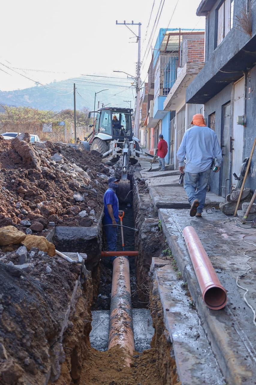 Más obras para Morelia: Adolfo Torres supervisa mejora de drenaje en Lomas del Punhuato