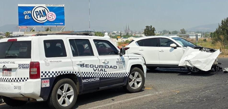 Choque entre dos camionetas en el Libramiento Norte de Zamora deja cuantiosos daños materiales