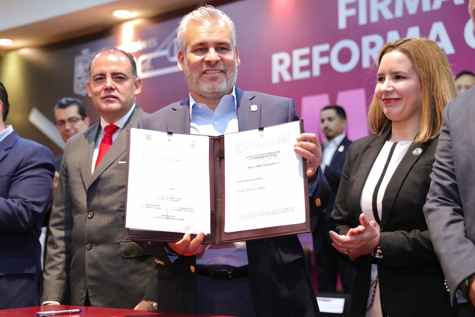 Bedolla firma decreto histórico que pone fin a la herencia de deudas en Michoacán