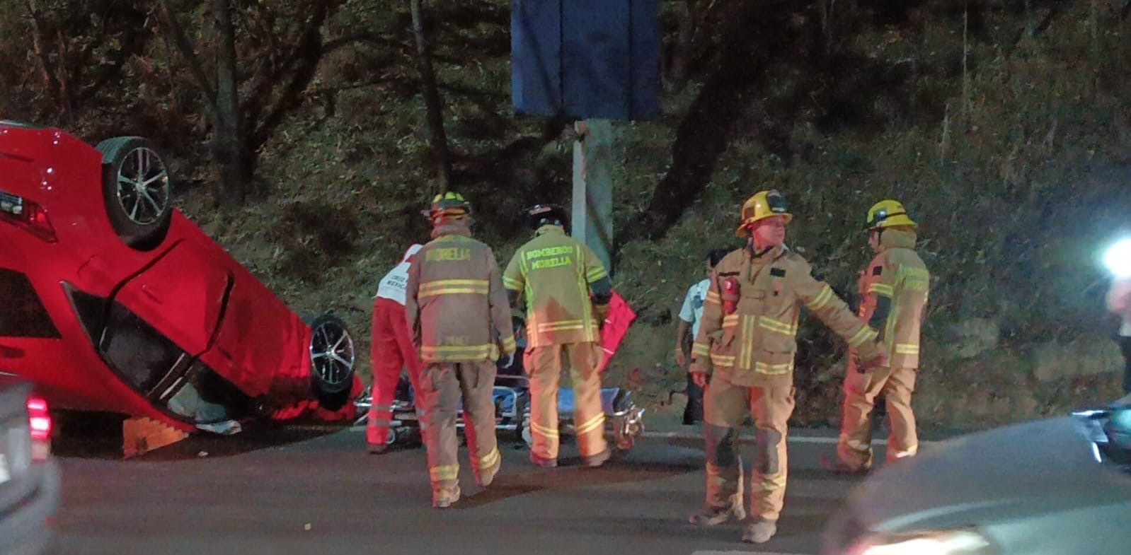 Se registra volcadura automovilística en el Libramiento Sur de Morelia; hay un herido 