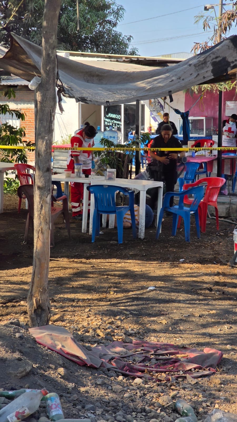 Ataque armado en fonda de Lázaro Cárdenas deja dos muertos y una mujer grave.